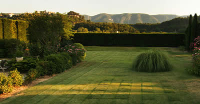 Jardin paysagé avec vue sur le Luberon et le village de Ménerbes - Holiday rentals in Provence